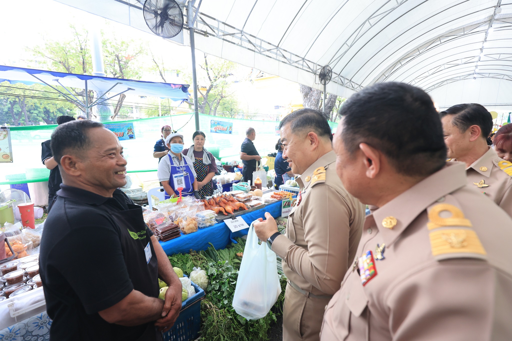 title - ปลัดกระทรวงเกษตรฯ และผู้บริหาร ส.ป.ก. เยี่ยมชมร้านค้า ในงานวันคล้ายวันสถาปนา ส.ป.ก. ครบรอบ 51 ปี